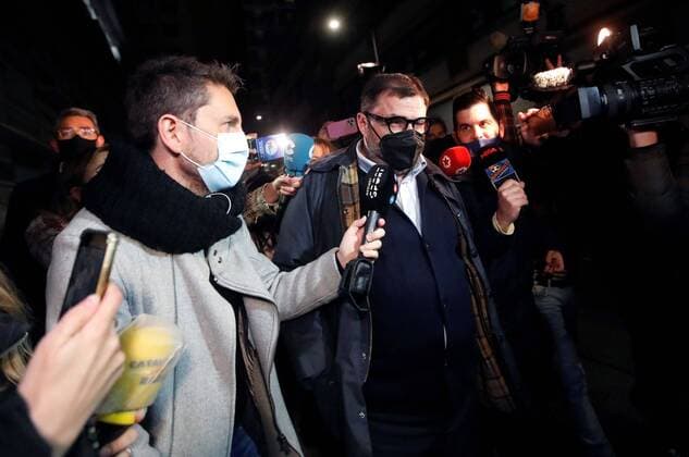 Bilder des Jahres 2021, Sport 03 März Sport Themen der Woche KW09 Sport Bilder des Tages Roman Gomez-Ponti (R), head of the FC Barcelona, Barca Legal Services, after been arrested by Mossos d Esquadra regional police during a raid amid the investigation of the so-called BarcaGate case in which former President Josep Maria Bartomeu was also arrested, in Barcelona, Spain, 01 March 2021. Police investigates if a company, hired by the club, carried out a smear campaign against opposite players and groups to then club s board of directors, led by Bartomeu in social media. Former FC Barcelona s President Josep Maria Bartomeu arrested !ACHTUNG: NUR REDAKTIONELLE NUTZUNG! Copyright: xMartaxPerezx GRAF6213 20210301-637502287074509862