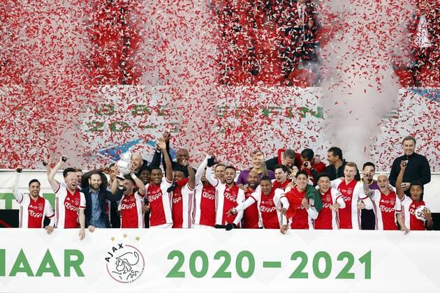 ROTTERDAM Ajax goalkeeper Maarten Stekelenburg, Jurrien Timber of Ajax, Perr Schuurs of Ajax, Edson Alvarez of Ajax, Sean Klaiber of Ajax, Davy Klaassen of Ajax, David Neres of Ajax, Ryan Gravenberch of Ajax, Oussama Idrissi of Ajax, Dusan Tadic of Ajax, Noussair Mazraoui of Ajax, Devyne Rensch or Ajax, Ajax goalkeeper Kjell Scherpen, Daley Blind or Ajax, Jurgen Ekkelenkamp or Ajax, Zakaria Labyad or Ajax, Mohammed Kudus or Ajax, Lisandro Martinez or Ajax, Sebastien Haller or Ajax, Lassina Traore or Ajax, Kenneth Taylor or Ajax, Brian Brobbey or Ajax, Nico Tagliafico of Ajax, Ajax goalkeeper Dominik Kotarski, Neraysho Kasanwirjo of Ajax, Antony Matheus Dos Santos of Ajax, Quinten Timber of Ajax, Ajax coach Erik ten Hag, Ajax assistant coach Christian Poulsen, Ajax assistant coach Michael Reiziger, Ajax assistant coach Winston Bogarde, Ajax goalkeeper coach Anton Scheutjens with the TOTO KNVB Cup during the Toto KNVB cup final match between Ajax Amsterdam and Vitesse Arnhem i n de Kuip on April 18, 2021 in Rotterdam, the Netherlands ANP MAURICE VAN STEEN Dutch Toto KNVB Cup Final 2020 2021 xVIxANPxSportx xxANPxIVx 430307642