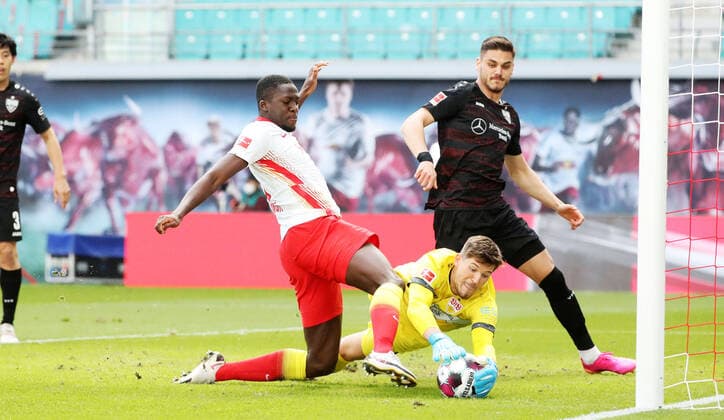 RB Leipzig Stuttgart 25 04 2021 Leipzig, 25 04 2021, Red Bull Arena, Football, 1 Bundesliga, 31 Spieltag , RB Leipzig vs VfB Stuttgart , Pictured from left Ibrahima KonatŽ Konate 6, RB Leipzig , Goalkeeper Gregor Kobel 1, Stuttgart , Konstantinos Mavropanos 5, Stuttgart , DFL regulations prohibit any use of photographs as image sequences and or quasi video ,