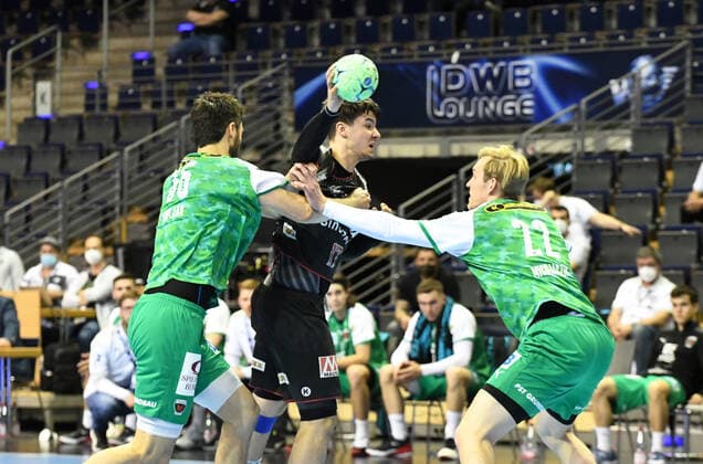 Handball, men, season 2020 2021, 1 Bundesliga 32 matchday , Füchse Berlin HC Erlangen, f l Marko Kopljar Füchse Berlin , Benedikt Kellner HC Erlangen , Marian Michalczik Füchse Berlin , 30 05 2021, Copyright: xSebastianxRäppoldx xMatthiasxKox