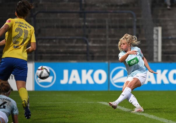 Football, Women, 2021 2022 season, 1 Bundesliga 2 matchday , 1 FFC Turbine Potsdam FC Carl Zeiss Jena, Maria Plattner 1 FFC Turbine Potsdam scores the goal to 2 0 against Anna Weiß FC Carl Zeiss Jena , 03 09 2021, Copyright: xSebastianxRäppold MatthiasxKochx