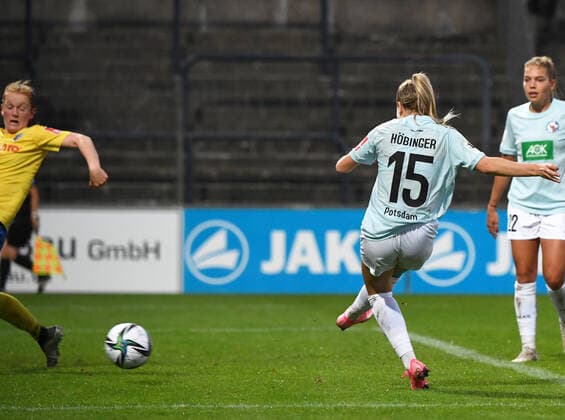 Football, Women, 2021 2022 season, 1 Bundesliga 2 matchday , 1 FFC Turbine Potsdam FC Carl Zeiss Jena, Marie Höbinger 1 FFC Turbine Potsdam scores the goal to 3 0 against Svenja Paulsen FC Carl Zeiss Jena , 03 09 2021, Copyright: xSebastianxRäppold MatthiasxKochx