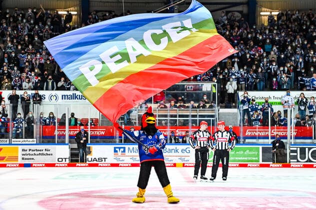 Icey mascot, Iserlohn Roosters, 94 , Peace Flag, peace flag, feature, symbol photo, Iserlohn Roosters vs Augsburger Panther, Penny DEL, ice hockey main round game, season 2021 2022, 25 03 2022, Iserlohn Roosters vs Augsburger Panther, Penny DEL, 25 03 2022, photo Jonas Brockmann Eibner Pressefoto Iserlohn Copyright: xJonasxBrockmann xEibner-Pressefox EP_JBN