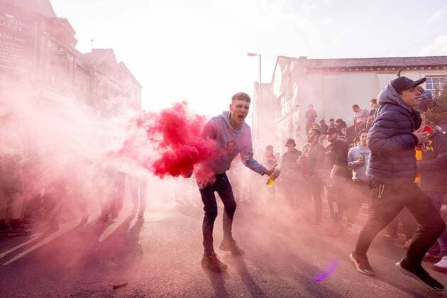 Bilder des Jahres 2022, Sport 04 April Sport Themen der Woche KW17 Sport Bilder des Tages (220428) -- LIVERPOOL, April 28, 2022 -- Liverpool supporter with a smoke bomb welcomes the team coach before the UEFA Champions League semifinal 1st Leg match between Liverpool and Villarreal in Liverpool, Britain, on April 27, 2022. FOR EDITORIAL USE ONLY. NOT FOR SALE FOR MARKETING OR ADVERTISING CAMPAIGNS. NO USE WITH UNAUTHORIZED AUDIO, VIDEO, DATA, FIXTURE LISTS, CLUB LEAGUE LOGOS OR LIVE SERVICES. ONLINE IN-MATCH USE LIMITED TO 45 IMAGES, NO VIDEO EMULATION. NO USE IN BETTING, GAMES OR SINGLE CLUB LEAGUE PLAYER PUBLICATIONS. (SP)BRITAIN-LIVERPOOL-FOOTBALL-UEFA CHAMPIONS LEAGUE-LIVERPOOL VS VILLARREAL LixYing