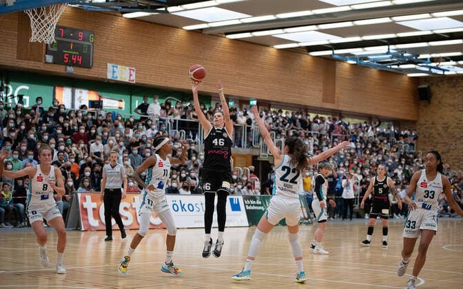 Throw by Romy Baer Rheinland Lions, 46 GER, Eisvoegel Freiburg Rheinland Lions, Basketball, DDBL, Playoff Game 4, Season 2021 2022, 29 04 2022, Eisvoegel Freiburg Rheinland Lions, Basketball, DDBLL, Playoff Game 4, Season 2021 2022, 29 04 2022 Freiburg im Breisgau, Germany. Copyright: xEibner-Pressefoto ThomasxHeßx EP_THS