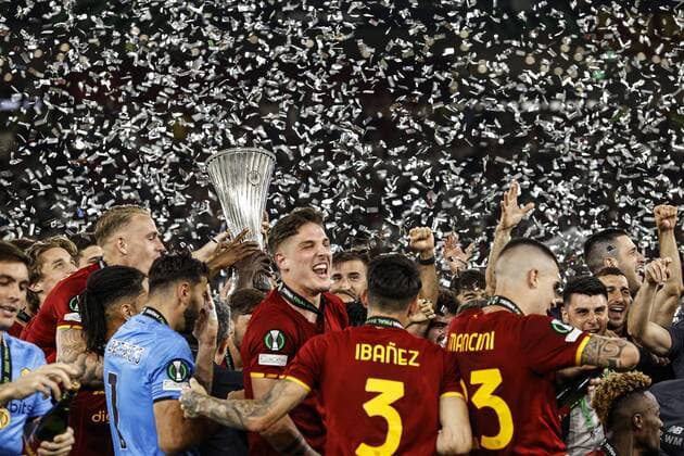 TIRANA AS Roma goalkeeper Rui Patricio, Rick Karsdorp of AS Roma, Roger Ibanez of AS Roma, Bryan Cristante of AS Roma, Matias Vina of AS Roma, Chris Smalling of AS Roma, Lorenzo Pellegrini of AS Roma, Tammy Abraham of AS Roma, Carles Perez or AS Roma, Riccardo Calafiori or AS Roma, Eldor Shomurodov or AS Roma, Ainsley Maitland Niles or AS Roma, Jordan Veretout or AS Roma, Nicolo Zaniolo or AS Roma, Gianluca Mancini or AS Roma, Marash Kumbulla or AS Roma, Sergio Oliveira or AS Roma, Leonardo Spinazzola or AS Roma, Amadou Diawara or AS Roma, Edoardo Bove or AS Roma, Ebrima Darboe or AS Roma, Filippo Missori or AS Roma, Nicola Zalewski or AS Roma, Maissa Codou Ndiaye or AS Roma, Cristian Volpato or AS Roma, AS Roma goalkeeper Pietro Boer, Felix Ohene Afena Gyan of AS Roma, Filippo Tripi of AS Roma, AS Roma goalkeeper Davide Mastrantonio, Joel Voelkerling Persson of AS Roma, Giacomo Faticanti of AS Roma, Antonio Satriano of AS Roma , Henrikh Mkhitaryan of AS Roma, AS Roma goalkeeper Anto nio Mirante, AS Roma goalkeeper Daniel Fuzato, Stephan El Shaarawy of AS Roma, AS Roma coach Jose Mourinho with the Conference League cup, Conference League cup, Conference League trophy during the UEFA Conference League final match between AS Roma and Feyenoord at Arena Kombetare on May 25, 2022 in Tirana, Albania ANP MAURICE VAN STEEN UEFA Europa Conference League FINAL 2021 2022 xVIxANPxSportx xxANPxIVx 449302717 originalFilename: 449302717.jpg