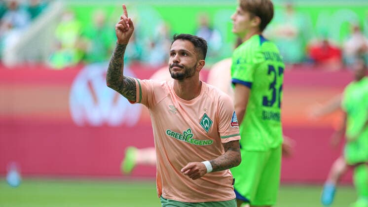 v li Goal scorer Leonardo Bittencourt SV Werder Bremen, 10 with goal celebration, jubilation, optimistic, game scene, highlight, joy about the goal to 1 2, THE DFL DIRECTIVES PROHIBIT ANY USE OF PHOTOGRAPHS AS IMAGE SEQUENCES AND OR VIDEOA HNUAL PHOTOSTRACKS DFL REGULATIONS PROHIBIT ANY USE OF PHOTOGRAPHS AS IMAGE SEQUENCES AND OR QUASI VIDEO , 06 08 2022, Wolfsburg Germany , Football, Bundesliga, VfL Wolfsburg SV Werder Bremen xobx