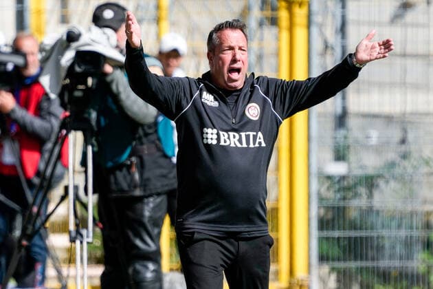 Markus Kauczinski coach, head coach, SVWW , gives instructions, gestures, gesturing with arms, single picture, single photo, action, action, 17 09 2022, Mannheim Germany , Football, 3 Liga, SV Waldhof Mannheim SV Wehen Wiesbaden, 17 09 2022, Mannheim Germany , Football, 3 Liga, SV Waldhof Mannheim SV Wehen Wiesbaden, DFB DFL REGULATIONS PROHIBIT ANY USE OF PHOTOGRAPHS AS IMAGE SEQUENCES AND OR QUASI VIDEO xozx