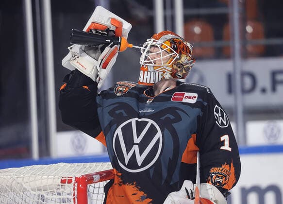 Dustin Strahlmeier Grizzlys Wolfsburg ice hockey, DEL, Penny DEL, men, men, season 2022 20223 Grizzlys Wolfsburg vs Schwenningen