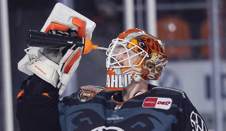 Dustin Strahlmeier Grizzlys Wolfsburg ice hockey, DEL, Penny DEL, men, men, season 2022 20223 Grizzlys Wolfsburg vs Schwenningen