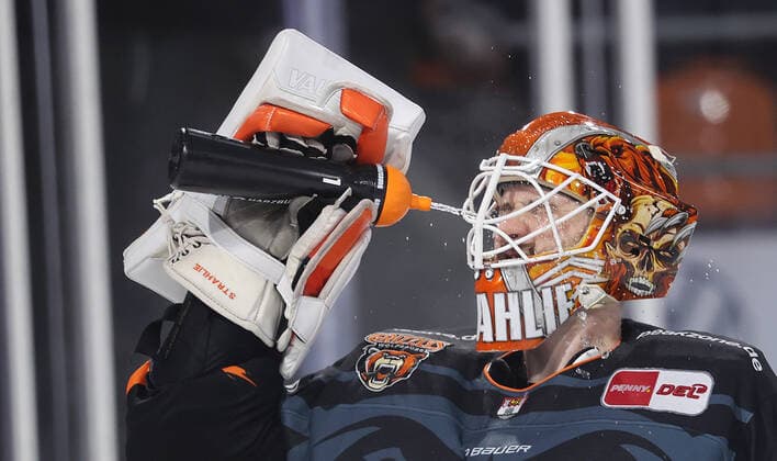 Dustin Strahlmeier Grizzlys Wolfsburg ice hockey, DEL, Penny DEL, men, men, season 2022 20223 Grizzlys Wolfsburg vs Schwenningen
