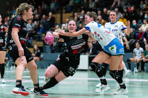 Sina Ehmann Frisch Auf Goeppingen 22 fouls Svea Geist Buchholz 08 Rosengarten 21 Buchholz 08 Rosengarten vs Frisch Auf Goeppingen, Handball, Women, 2 Bundesliga, Matchday 6, Season 2022 2023, 21 12 2022 Press photo Marcel von Fehrn Buchholz 08 Rosengarten vs Frisch Auf Goeppingen, Handball, Women, 2 Bundesliga, Matchday 6, Season 2022 2023, 21 12 2022 Buchholz. Copyright: xEibner-Pressefoto MarcelxvonxFehrnx EP_MFN