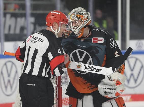 Dustin Strahlmeier Grizzlys Wolfsburg ice hockey, DEL, Penny DEL, men, men, season 2022 20223 Grizzlys Wolfsburg vs. Straubing Tigers