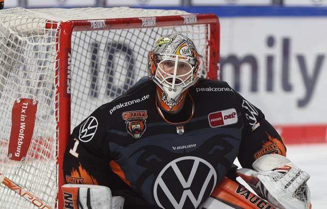 Dustin Strahlmeier Grizzlys Wolfsburg ice hockey, DEL, Penny DEL, men, men, season 2022 20223 Grizzlys Wolfsburg vs. Straubing Tigers