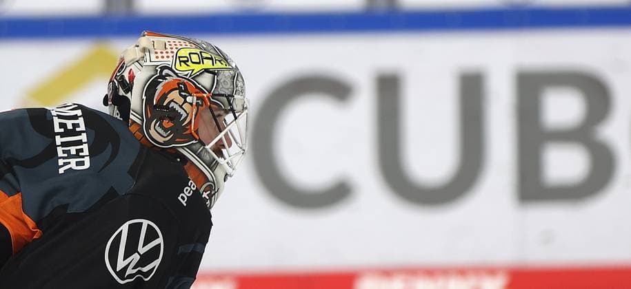 Dustin Strahlmeier Grizzlys Wolfsburg ice hockey, DEL, Penny DEL, men, men, season 2022 20223 Grizzlys Wolfsburg vs. Straubing Tigers