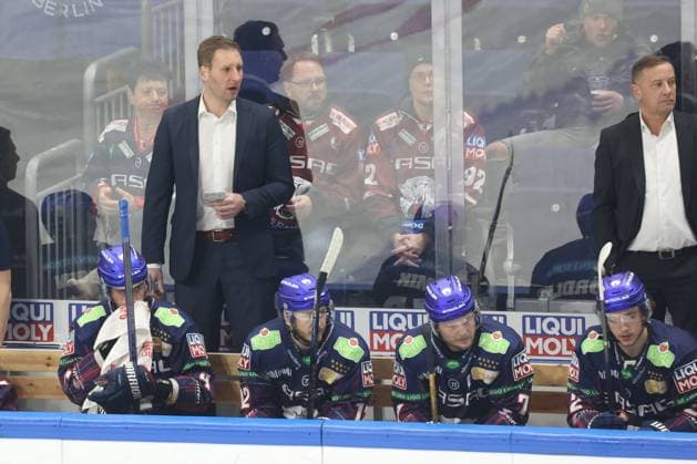 DEU, DEL, 1 EBL, Eisbaeren vs Straubing Tigers, 25 01 2023, Mercedes Benz Arena, Berlin, DEU, DEL, 1 EBL, Eisbaeren vs Straubing Tigers, in picture assistant coach Andre Rankel Eisbaeren Berlin , Eisbareren players bench Foto Juergen Engler nordphoto GmbH JuergenxEngler nph00076