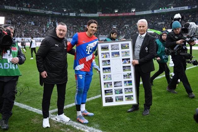 Official farewell of goalkeeper Yann Sommer Bayern Muenchen , from left , Sport director Roland Virkus Borussia Moenchengladbach , Goalkeeper Yann Sommer Bayern Muenchen , Vice president Rainer Bonhof Borussia Moenchengladbach 18 02 2023, Football GER, Season 2022 2023, 1 Bundesliga, 21 Matchday, Borussia Mönchengladbach FC Bayern Munich, Moenchengladbach Borussia Park Nordrhein Westfalen Germany Team2