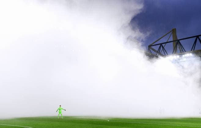 Football, Bundesliga, Germany, men, season 2022 2023, 21 matchday, Signal Iduna Park Dortmund Bor Dortmund Hertha BSC Berlin 4 1 Due to the pyro of the Hertha fans sank in the meantime the Westfalenstadion completely in the fog fan, fans, enthusiasm, Bengalos, Bengal fire, pyrotechnics, pyro DFB DFL REGULATIONS PROHIBIT ANY USE OF PHOTOGRAPHS AS IMAGE SEQUENCES AND OR QUASI VIDEO