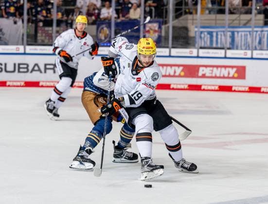 Fight for the puck duel between Veit Oswald EHC Red Bull Muenchen, 27 and Joseph Cramarossa Loewen Frankfurt, 19 EHC Red Bull Muenchen vs Loewen Frankfurt, ice hockey, DEL, 6 match day, season 2023 2024, 01 10 2023 EHC Red Bull Muenchen vs Loewen Frankfurt, ice hockey, DEL, 6 match day, season 2023 2024, 01 10 2023 Muenchen Copyright: xEibner-Pressefoto Feinerx EP_HFR