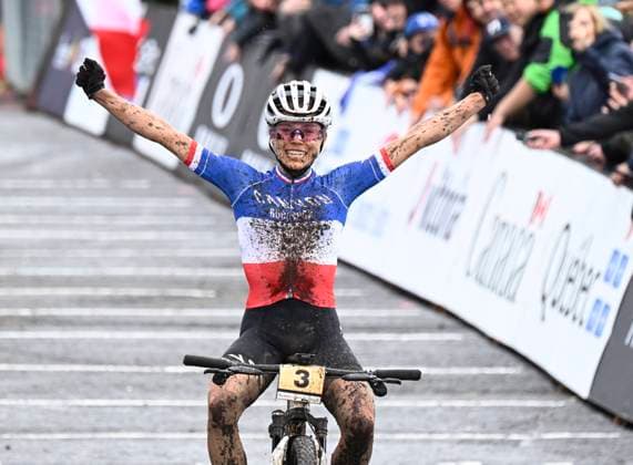 Bilder des Jahres 2023, Sport 10 Oktober Sport Themen der Woche KW40 Sport Bilder des Tages October 8, 2023, BEAUPRE, PQ, Canada: Loana Lecomte of France celebrates victory at the women s elite class UCI Mountain Bike World Cup cross country cycling event, in Beaupre, Que., Sunday, Oct. 8, 2023. Loana Lecomte - ZUMAc35_ 20231008_zaf_c35_018 Copyright: xJacquesxBoissinotx