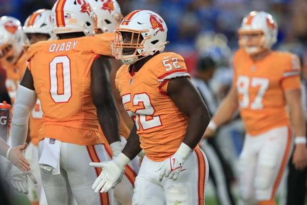 TAMPA, FL - OCTOBER 15: Tampa Bay Buccaneers Linebacker K.J. Britt (52) trots off the field during the regular season game between the Detroit Lions and the Tampa Bay Buccaneers on October 15, 2023 at Raymond James Stadium in Tampa, Florida. (Photo by Cliff Welch Icon Sportswire) NFL, American Football Herren, USA OCT 15 Lions at Buccaneers EDITORIAL USE ONLY Icon357231015078