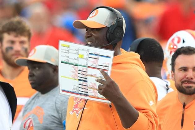 TAMPA, FL - OCTOBER 15: Tampa Bay Buccaneers Head Coach Todd Bowles watches the action on the field during the regular season game between the Detroit Lions and the Tampa Bay Buccaneers on October 15, 2023 at Raymond James Stadium in Tampa, Florida. (Photo by Cliff Welch Icon Sportswire) NFL, American Football Herren, USA OCT 15 Lions at Buccaneers EDITORIAL USE ONLY Icon357231015099