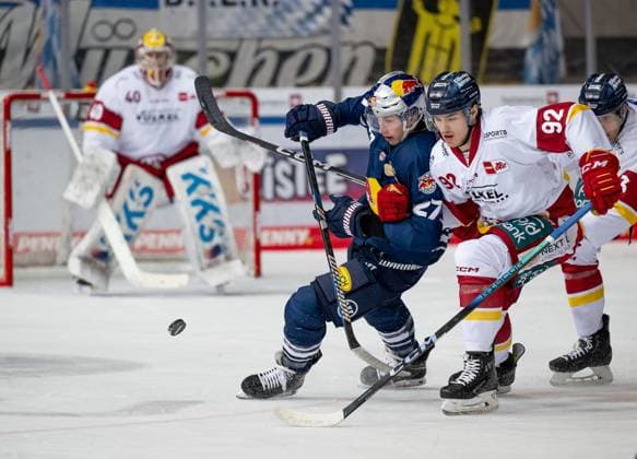 Fight for the puck duel between Veit Oswald EHC Red Bull Muenchen, 27 and Jakub Borzecki Duesseldorfer EG, 92 EHC Red Bull Muenchen vs Duesseldorfer EG, Ice Hockey, DEL, Matchday 18, Season 2023 2024, 05 11 2023 EHC Red Bull Muenchen vs Duesseldorfer EG, Ice Hockey, DEL, Matchday 18, Season 2023 2024, 05 11 2023 Muenchen Copyright: xEibner-Pressefoto HeikexFeinerx EP_HFR