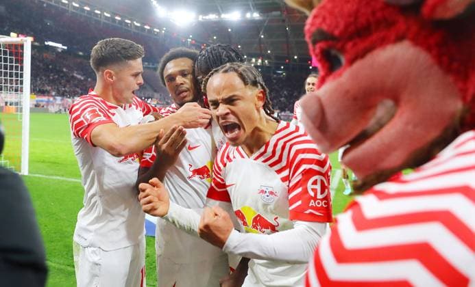 RB Leipzig Freiburg Bundesliga Leipzig, 12 11 2023, Red Bull Arena, Football, Bundesliga, Matchday 11 , RB LEIPZIG vs SC FREIBURG , Goal for Leipzig to 2 1 In the picture from l Christoph Baumgartner 14, RB Leipzig , Goalscorer Lois Openda 17, RB Leipzig and Xavi Simons RB Leipzig , Goal celebration , Picture Point