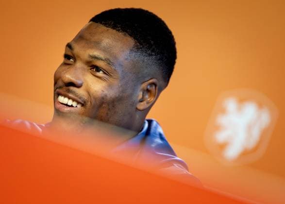ZEIST - Denzel Dumfries during a press conference, PK, Pressekonferenz of the Dutch national team, Nationalteam at KNVB Campus on November 17, 2023 in Zeist, the Netherlands. The Dutch national team is preparing for the European Championship, EM, Europameisterschaft qualifying match against Ireland. ANP KOEN VAN WEEL UEFA EURO, EM, Europameisterschaft,Fussball 2024 Qualifying MD-1 2023 2024 xVIxANPxSportx xxANPxIVx 484096913 originalFilename: 484096913