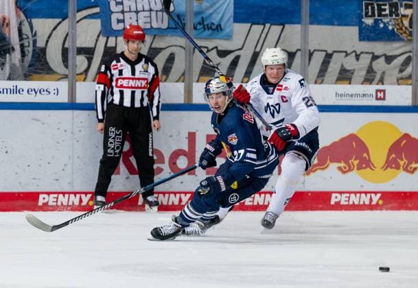 Fight for the puck duel between Veit Oswald EHC Red Bull Muenchen, 27 and Denis Reul Adler Mannheim, 29 EHC Red Bull Muenchen vs Adler Mannheim, Ice Hockey, DEL, 22 Matchday, Season 2023 2024, 26 11 2023 EHC Red Bull Muenchen vs Adler Mannheim, Ice Hockey, DEL, 22 Matchday, Season 2023 2024, 26 11 2023 Muenchen Copyright: xEibner-Pressefoto HeikexFeinerx EP_HFR