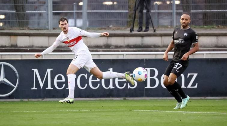 06 01 24 VfB Stuttgart SpVgg Greuther Fürth Germany, Stuttgart, 06 01 2024, Football, Bundesliga, Test match, VfB Stuttgart SpVgg Greuther Fürth v l Pascal Stenzel VfB Stuttgart , Julian Green SpVgg Greuther Fürth