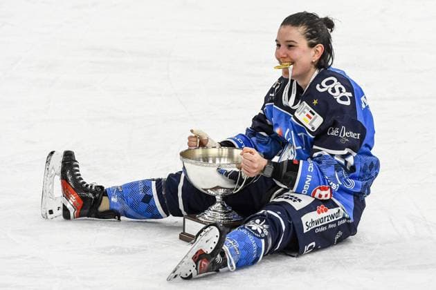 GER, DEB Womens Cup, Final tournament in Füssen 04 02 2024, BLZ Arena, Fuessen, GER, DEB Womens Cup, Final tournament in Füssen, Final, ERC Ingolstadt vs ECDC Memmingen Indians in the picture Theresa Wagner Ingolstadt, 21 with DEB Cup and medal Photo nordphoto GmbH Hafner nordphotoxGmbHx xHafner nph00200