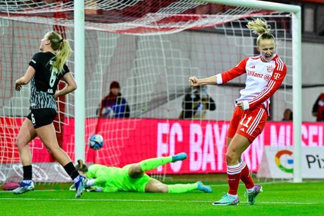 v li Anne Karich Freiburg, 6 Sydney Lohmann FC Bayern Munich, FCB, 12 beaten, Lea Schüller FC Bayern Munich, FCB, 11 with goal celebration, jubilation, goal celebration, celebrate the goal, goal, celebration, jubilation over the goal to 2 0 by Lea Schüller FC Bayern Munich, FCB, 11 , optimistic, action, action, 05 02 2024, Munich Germany , Football, Google Pixel Women Bundesliga, FC Bayern Munich SC Freiburg, DFB DFL REGULATIONS PROHIBIT ANY USE OF PHOTOGRAPHS AS IMAGE SEQUENCES AND OR QUASI VIDEO xslx