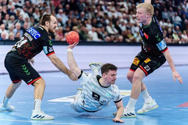 Throw Goal Elias Ellefsen a Skipagotu THW Kiel, 71 , Chrstian O Sullivan SC Magdeburg, 24 , Magnus Saugstrup SC Magdeburg, 23 GER, THW Kiel vs SC Magdeburg, Handball, Bundesliga, Matchday 21, Season 2023 2024, 07 02 2024 GER, THW Kiel vs SC Magdeburg, Handball, Bundesliga, Matchday 21, Season 2023 2024, 07 02 2024 Kiel Copyright: xEibnerxPressefoto MarcelxvonxFehrnx EP_MFN