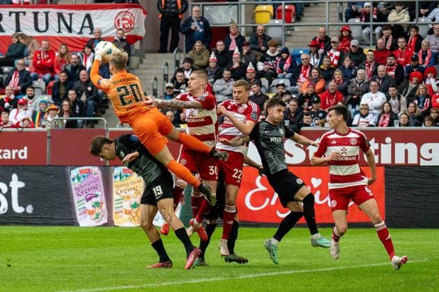 Full body effort in this parade by Nicolas Kristof SV Elversberg, 20 , GER Fortuna Duesseldorf vs SV Elversberg, Football, 2 Bundesliga, Matchday 21, Season 2023 2024, 10 02 2024 DFB DFL REGULATIONS PROHIBIT ANY USE OF PHOTOGRAPHS AS IMAGE SEQUENCES AND OR QUASI VIDEO, GER Fortuna Duesseldorf vs SV Elversberg, Football, 2 Bundesliga, Matchday 21, Season 2023 2024, 10 02 2024 Duesseldorf Copyright: xEibner-Pressefoto FabianxFriesex EP_FFE