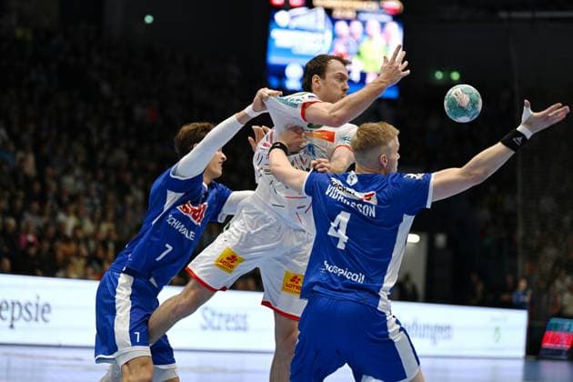 Felix Claar SC Magdeburg 7 against Julian Koester VfL Gummersbach 7 and Ellidi Vidarsson VfL Gummersbach 4 Handball, 1 Bundesliga, VfL Gummersbach vs SC Magdeburg, Matchday 24, Schwalbe Arena Gummersbach, 02 03 2024 Handball, 1 Bundesliga, VfL Gummersbach vs SC Magdeburg, Matchday 24, Schwalbe Arena Gummersbach, 02 03 2024 Gummersbach Copyright: xEibner-Pressefoto JuergenxAugstx EP_JAT