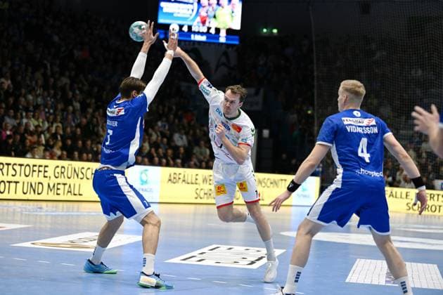 Felix Claar SC Magdeburg 7 vs Julian Koester VfL Gummersbach 7 Handball, 1 Bundesliga, VfL Gummersbach vs SC Magdeburg, Matchday 24, Schwalbe Arena Gummersbach, 02 03 2024 Handball, 1 Bundesliga, VfL Gummersbach vs SC Magdeburg, Matchday 24, Schwalbe Arena Gummersbach, 02 03 2024 Gummersbach Copyright: xEibner-Pressefoto JuergenxAugstx EP_JAT