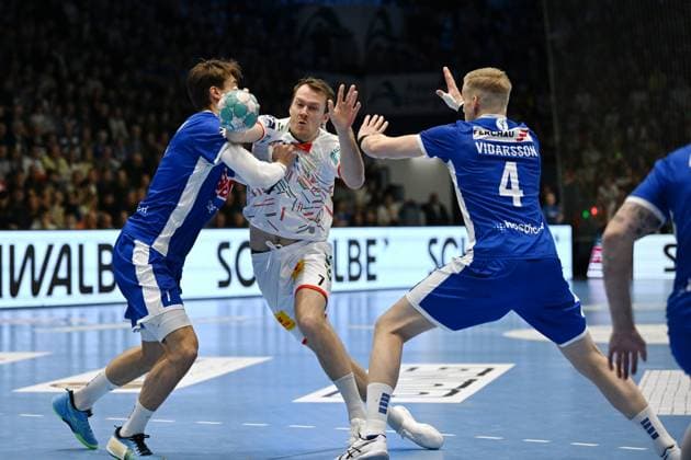 Felix Claar SC Magdeburg 7 against Julian Koester VfL Gummersbach 7 and Ellidi Vidarsson VfL Gummersbach 4 Handball, 1 Bundesliga, VfL Gummersbach vs SC Magdeburg, Matchday 24, Schwalbe Arena Gummersbach, 02 03 2024 Handball, 1 Bundesliga, VfL Gummersbach vs SC Magdeburg, Matchday 24, Schwalbe Arena Gummersbach, 02 03 2024 Gummersbach Copyright: xEibner-Pressefoto JuergenxAugstx EP_JAT