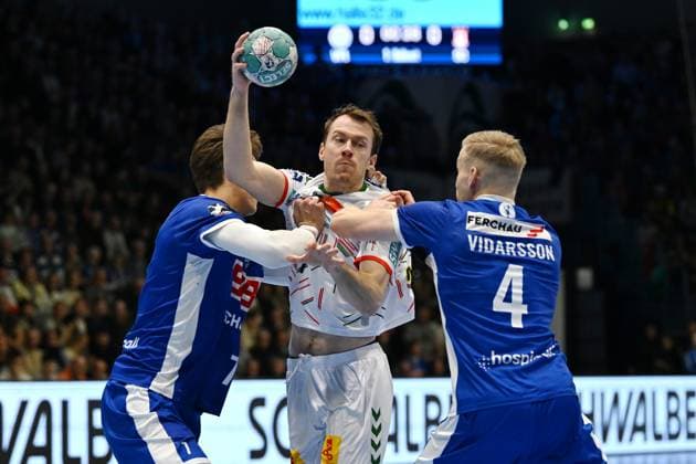 Felix Claar SC Magdeburg 7 against Julian Koester VfL Gummersbach 7 and Ellidi Vidarsson VfL Gummersbach 4 Handball, 1 Bundesliga, VfL Gummersbach vs SC Magdeburg, Matchday 24, Schwalbe Arena Gummersbach, 02 03 2024 Handball, 1 Bundesliga, VfL Gummersbach vs SC Magdeburg, Matchday 24, Schwalbe Arena Gummersbach, 02 03 2024 Gummersbach Copyright: xEibner-Pressefoto JuergenxAugstx EP_JAT