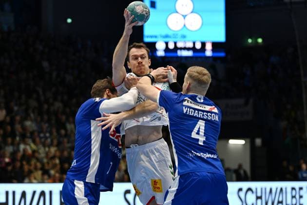 Felix Claar SC Magdeburg 7 against Julian Koester VfL Gummersbach 7 and Ellidi Vidarsson VfL Gummersbach 4 Handball, 1 Bundesliga, VfL Gummersbach vs SC Magdeburg, Matchday 24, Schwalbe Arena Gummersbach, 02 03 2024 Handball, 1 Bundesliga, VfL Gummersbach vs SC Magdeburg, Matchday 24, Schwalbe Arena Gummersbach, 02 03 2024 Gummersbach Copyright: xEibner-Pressefoto JuergenxAugstx EP_JAT