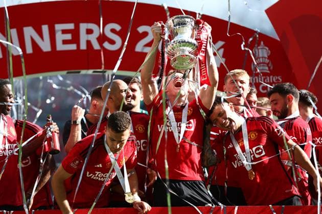 Bilder des Jahres 2024, Sport 05 Mai Sport Themen der Woche KW21 Sport Bilder des Tages Manchester United, ManU lift the FA Cup trophy Manchester City v Manchester United, Emirates FA Cup, Final, Football, Wembley Stadium, London, UK - 25 May 2024 EDITORIAL USE ONLY No use with unauthorised audio, video, data, fixture lists, club league logos or live services. Online in-match use limited to 120 images, no video emulation. No use in betting, games or single club league player publications. Copyright: xJamesxMarsh Shutterstockx 14506078eb