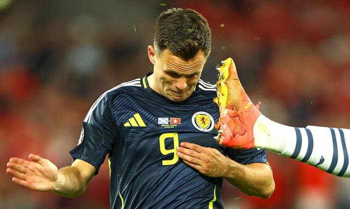 Bilder des Jahres 2024, Sport 06 Juni Lawrence Shankland of Scotland nearly takes a boot to the face from Manuel Akanji of Switzerland Scotland v Switzerland, UEFA European Championship, EM, Europameisterschaft 2024, Group A, Football, Cologne Stadium, Cologne, Germany, 19 Jun 2024 EDITORIAL USE ONLY No use with unauthorised audio, video, data, fixture lists, club league logos or live services. Online in-match use limited to 120 images, no video emulation. No use in betting, games or single club league player publications. Copyright: xKieranxMcManus Shutterstockx 14543653gi