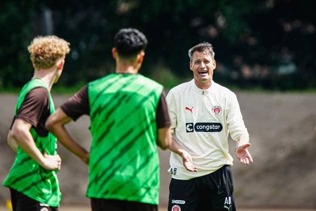 Speech Alexander Blessin FC St Pauli, Coach GER, Training FC St Pauli, Football, Bundesliga, Season 2024 2025, 08 07 2024 GER, Training FC St Pauli, Football, Bundesliga, Season 2024 2025, 08 07 2024 Hamburg Copyright: xEibner-Pressefoto MarcelxvonxFehrnx EP_MFN