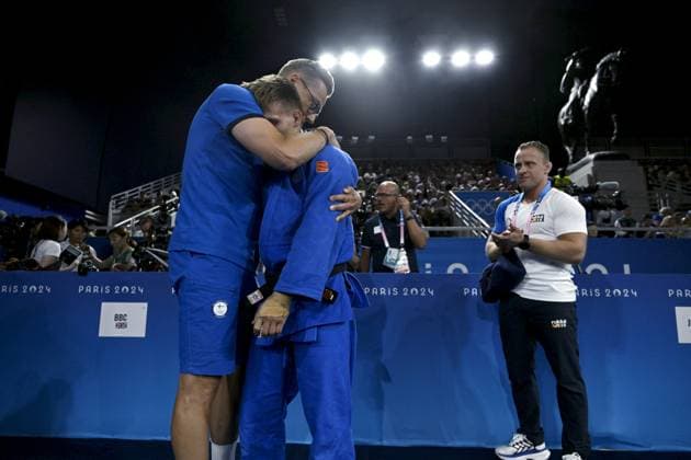 Finnish President Alexander Stubb (L) consoles Luukas Saha of Finland after his loss to Denis Vieru (not pictured) of Moldova in the judo men s -66kg round of 16 bout of the Paris Summer Olympic Games, Olympische Spiele, Olympia, OS at the Champ-de-Mars Arena on July 28, 2024, at right Slovenian coach Rok Draksic of Finland. Paris France LKFTJK20240728125002TZZP Copyright: xAnttixAimo-Koivistox LKFTJK20240728125002TZZP