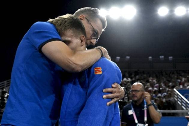 Finnish President Alexander Stubb (L) consoles Luukas Saha of Finland after his loss to Denis Vieru (not pictured) of Moldova in the judo men s -66kg round of 16 bout of the Paris Summer Olympic Games, Olympische Spiele, Olympia, OS at the Champ-de-Mars Arena on July 28, 2024. Paris France LKFTJK20240728125528GYRG Copyright: xAnttixAimo-Koivistox LKFTJK20240728125528GYRG