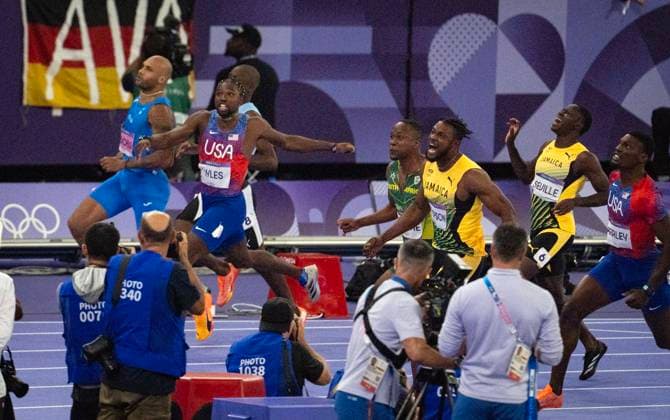 Bilder des Jahres 2024, Sport 08 August Sport Themen der Woche KW31 Sport Bilder des Tages August 4, 2024, Paris, France: Paris 2024: Athletics - USAâ€⠢s NOAH LYLES, middle, Jamaicaâ€⠢s KISHANE THOMPSON, right, and USAâ€⠢s FRED KERLEY, far right, just after the finish line. They won gold, silver, bronze in the menâ€⠢s 100m race during the XXXIII Olympic Games, Olympische Spiele, Olympia, OS 2024. Lyles won Gold and Thompson silver. Photographs by Paris France - ZUMAa35_ 20240804_zaf_a35_007 Copyright: xDanielxA.xAndersonx