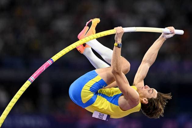Bilder des Jahres 2024, Sport 08 August Sport Themen der Woche KW32 OLY24 ATHLETICS, Armand Duplantis of Sweden reacts breaks his own world record with a jump of 6.25m during the Mens Pole Vault Final at the Stade de France in Saint-Denis, as part of the 2024 Paris Summer Olympic Games, Olympische Spiele, Olympia, OS in, France, Monday, August 05, 2024. ( NO ARCHIVING, EDITORIAL USE ONLY, NO USE IN BOOKS WITHOUT CONSENT SAINT-DENIS FRANCE Copyright: xDEANxLEWINSx 20240806145839002551