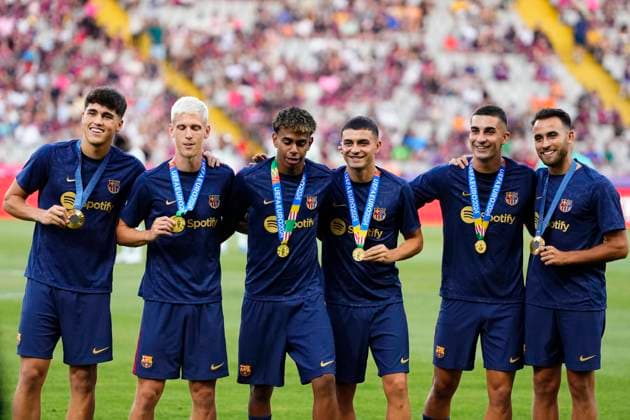 Bilder des Jahres 2024, Sport 08 August Sport Themen der Woche KW33 Sport Bilder des Tages FC Barcelona, Barca v AS Monaco - Trofeu Joan Gamper (L-R) Pau Cubarsi, Dani Olmo, Lamine Yamal, Pedri, Ferran Torres and Eric Garcia winners of Gold medal in JJ.OO or UEFA EURO, EM, Europameisterschaft,Fussball Cup prior the Joan Gmaper Trophy match between FC Barcelona and AS Monaco at Estadi Olimpic Lluis Companys on August 12, 2024 in Barcelona, Spain. Barcelona Spain Copyright: xJosexBretonx originalFilename:bretonhernandez-fcbarcel240812_npZ3k.jpg