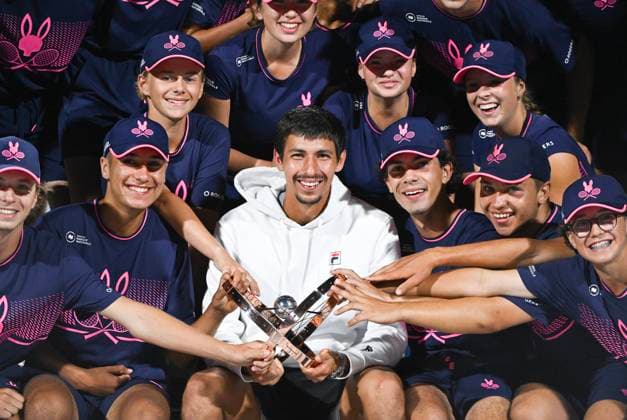 Bilder des Jahres 2024, Sport 08 August Sport Themen der Woche KW33 Sport Bilder des Tages August 12, 2024, Montreal, Pq, Canada: Alexei Popyrin, of Australia, holds up the winners trophy as he poses with ball boys and girls after defeating Andrey Rublev, of Russia, in the final of the National Bank Open men s tennis tournament in Montreal, Monday, Aug. 12, 2024. Alexei Popyrin, Andrey Rublev, - ZUMAc35_ 20240812_zaf_c35_138 Copyright: xGrahamxHughesx