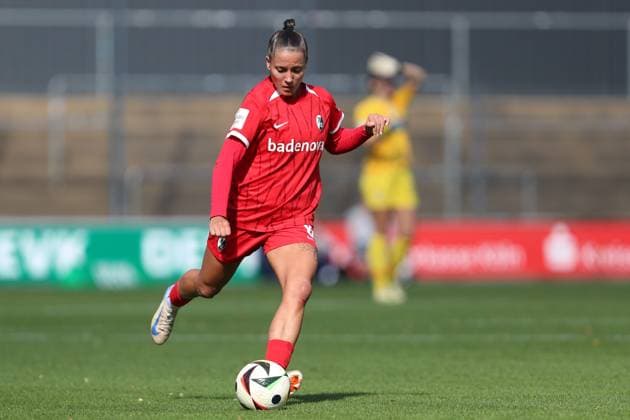 Selina Vobian SC Freiburg in action, on the ball, single action during the Woman Bundesliga match between 1 FC Köln and SC Freiburg at Franz Kremer Stadion on September 28, 2024 in Cologne, Germany Germany Photo by Oliver Kaelke DeFodi Images Selina Vobian SC Freiburg controls the ball during the Woman Bundesliga match between 1 FC Köln and SC Freiburg at Franz Kremer Stadion on September 28, 2024 in Köln, Germany Photo by Oliver Kaelke DeFodi Images DFL regulations prohibit any use of photographs as image sequences and or quasi video Defodi 003 678 2024 09 28 OK KOESCF 0682 Defodi-003 DFL regulations prohibit any use of photographs as image sequences and or quasi-video.